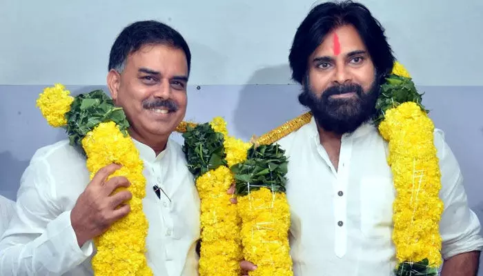 Janasena: వన్ మ్యాన్ షో.. జనసేన పార్టీలో ఆయనే నంబర్-2 Janasena: వన్ మ్యాన్ షో.. జనసేన పార్టీలో ఆయనే నంబర్-2