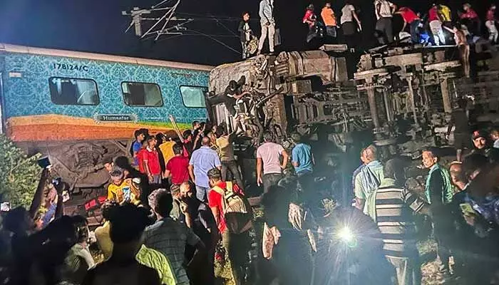 ఒడిషా రైలు ప్రమాదంలో విస్తుపోయే నిజాలు.. కరెంట్ షాక్తో 40 మంది మృతి ఒడిషా రైలు ప్రమాదంలో విస్తుపోయే నిజాలు.. కరెంట్ షాక్తో 40 మంది మృతి