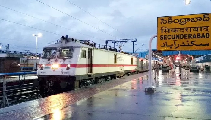 సికింద్రాబాద్​-అగర్తలా ఎక్స్​ప్రెస్‌లో మంటలు