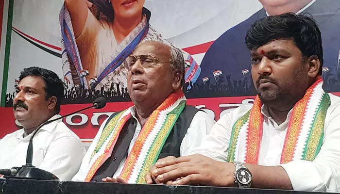 పేదలను మోసం చేస్తున్నందుకు కేసీఆర్కు సిగ్గుండాలి: వీహెచ్ పేదలను మోసం చేస్తున్నందుకు కేసీఆర్కు సిగ్గుండాలి: వీహెచ్
