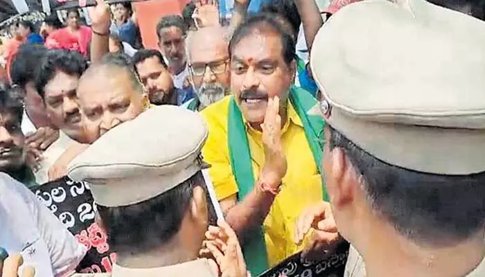 West Godavari: గణపవరంలో ఎమ్మెల్యే అరెస్ట్తో ఉద్రిక్తత West Godavari: గణపవరంలో ఎమ్మెల్యే అరెస్ట్తో ఉద్రిక్తత