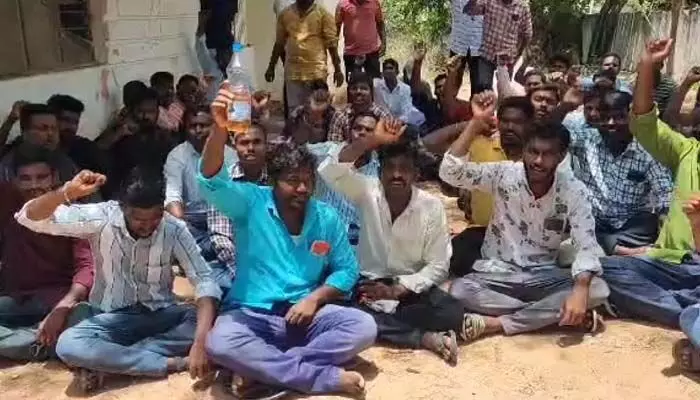 13 నెలలుగా వేతనాలు చెల్లించలేదు.. పెట్రోల్ డబ్బాలతో కార్మికుల ధర్నా.. 13 నెలలుగా వేతనాలు చెల్లించలేదు.. పెట్రోల్ డబ్బాలతో కార్మికుల ధర్నా..
