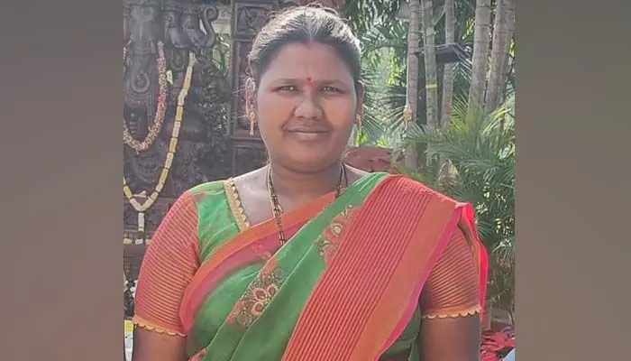 కరెంట్ షాక్ కు గురైన బాలికను కాపాడేందుకు వెళ్లి మహిళ మృతి.. కరెంట్ షాక్ కు గురైన బాలికను కాపాడేందుకు వెళ్లి మహిళ మృతి..