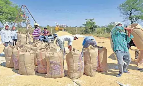 ధాన్యం డబ్బు చెల్లించండి సారూ.. ఇంకా రైతుల ఖాతాలో జమ కాని డబ్బులు