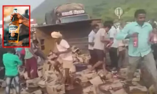 బీరు బాటిళ్లలోడు బోల్తా.. ఎగబడుతున్నజనం.. ఎక్కడో తెలుసా ?