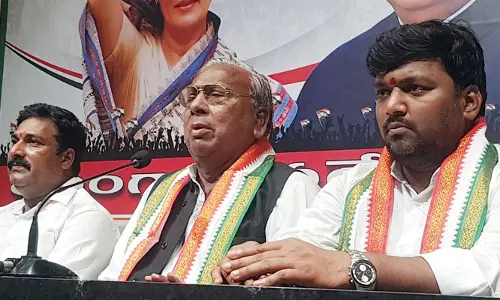 పేదలను మోసం చేస్తున్నందుకు కేసీఆర్‌కు సిగ్గుండాలి: వీహెచ్
