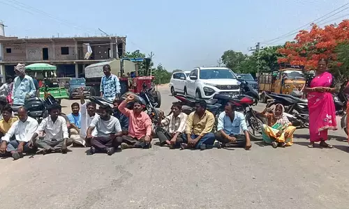 సీఎం నియోజకవర్గంలో రోడ్డెక్కిన రైతులు