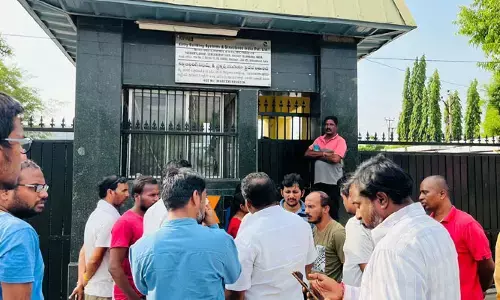 పని ఉందని పోయి.. రైలు పట్టాలపై శవమయ్యాడు