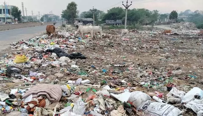 జాతీయ రహదారే.. డంపింగ్ యార్డ్ జాతీయ రహదారే.. డంపింగ్ యార్డ్