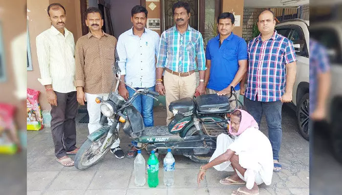 ఆరు లీటర్ల గుడుంబా పట్టివేత ఆరు లీటర్ల గుడుంబా పట్టివేత