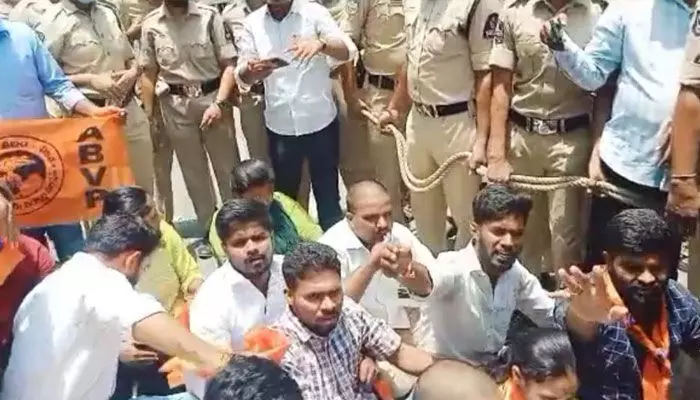 ఇంటర్ బోర్డు కార్యాలయం ముట్టడికి యత్నించిన ఏబీవీపీ నాయకులు.. ఇంటర్ బోర్డు కార్యాలయం ముట్టడికి యత్నించిన ఏబీవీపీ నాయకులు..