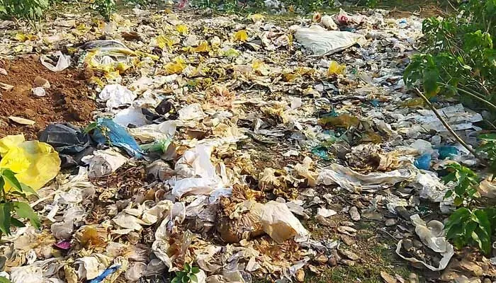 వ్యర్థాలతో నిండిపోతున్న రాతోని చెరువు.. వ్యర్థాలతో నిండిపోతున్న రాతోని చెరువు..