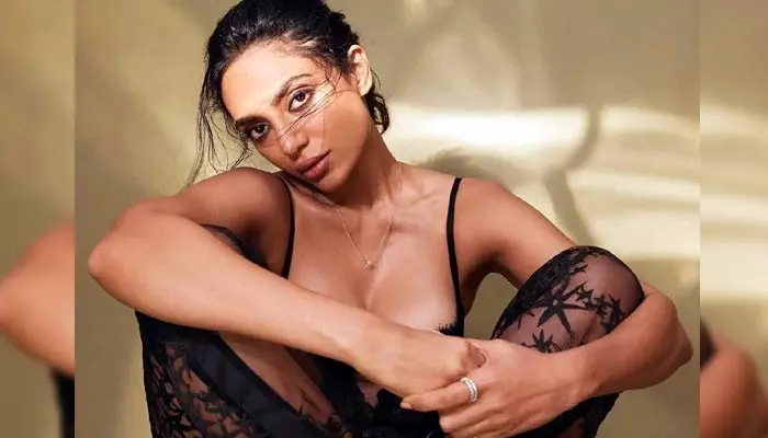 బాత్ టవల్ చుట్టుకుని Shobhita Dhulipala హాట్ షో.. ఇంటర్నెట్‌ను షేక్ చేస్తున్న పిక్స్