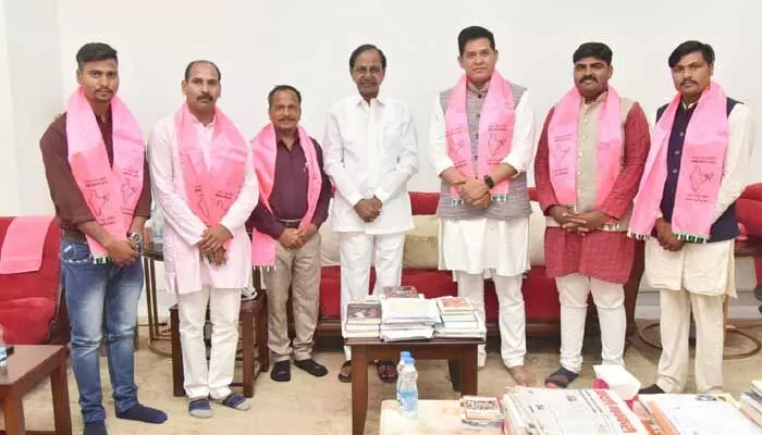 బీఆర్ఎస్లోకి మధ్యప్రదేశ్ నేతలు.. స్వయంగా కండువా కప్పి ఆహ్వానించిన కేసీఆర్ బీఆర్ఎస్లోకి మధ్యప్రదేశ్ నేతలు.. స్వయంగా కండువా కప్పి ఆహ్వానించిన కేసీఆర్