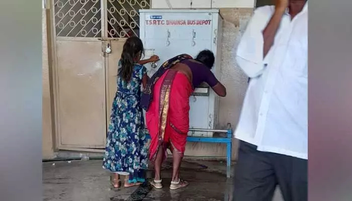 నీళ్లు త్రాగేదెలా మహాప్రబో..!! నీళ్లు త్రాగేదెలా మహాప్రబో..!!