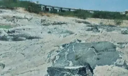 సంగం బండ కాలువలో అడ్డుగా పెద్ద రాయి.. ఏడువేల ఎకరాలకు సాగునీరేది ?