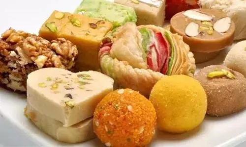 HYD: ఫేక్ స్వీట్ల తయారీ గుట్టురట్టు