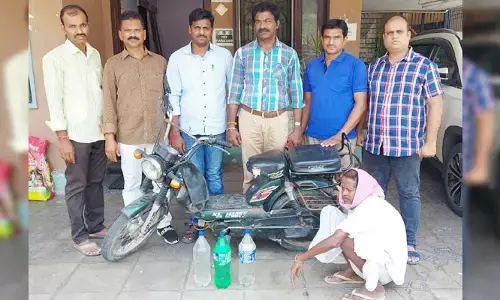 ఆరు లీటర్ల గుడుంబా పట్టివేత