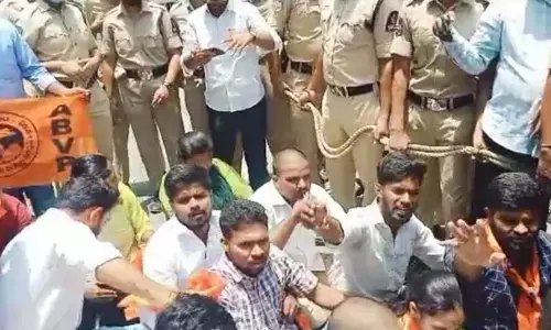 ఇంటర్ బోర్డు కార్యాలయం ముట్టడికి యత్నించిన ఏబీవీపీ నాయకులు..