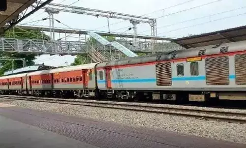Sullurpet: అర్ధాంతరంగా నిలిచిపోయిన సూపర్ ఫాస్ట్ ఎక్స్‌ప్రెస్