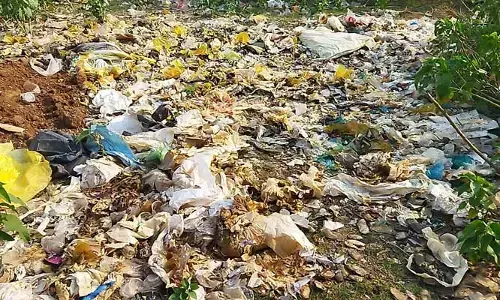 వ్యర్థాలతో నిండిపోతున్న రాతోని చెరువు..
