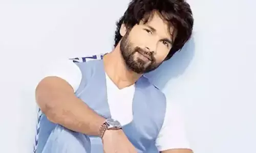మీ అమ్మ కూడా అదే పని చేసిందా? బాలీవుడ్ హీరోపై నెటిజన్స్ ఫైర్