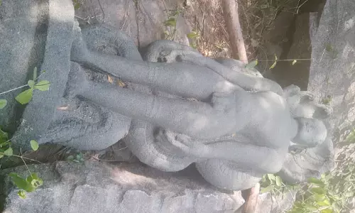 వెల్పుగొండలో గుప్త నిధుల కోసం తవ్వకాలు ... అడ్డుగా ఉన్న కాల భైరవ విగ్రహం తొలగింపు