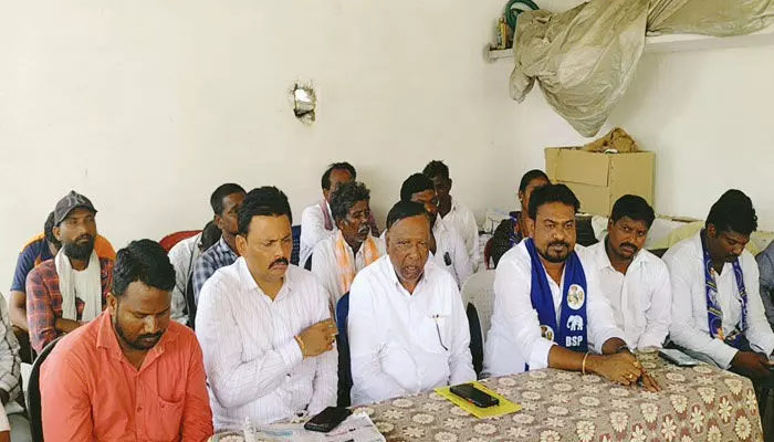 కోదాడలో కాక రేపుతున్న దళితబంధు రాజకీయం కోదాడలో కాక రేపుతున్న దళితబంధు రాజకీయం