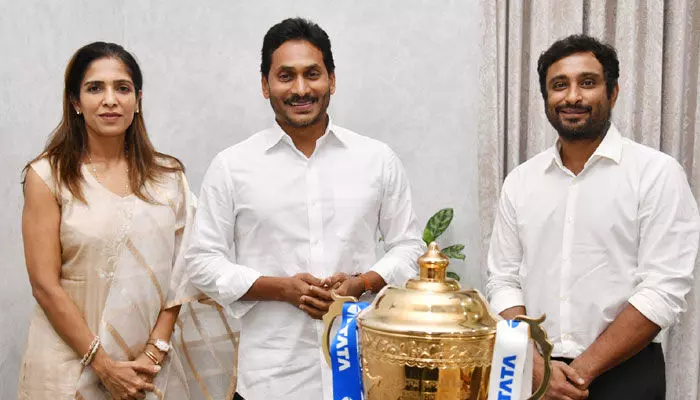Y. S. Jagan Mohan Reddy : సీఎం జగన్తో క్రికెటర్ అంబటి రాయుడు భేటీ Y. S. Jagan Mohan Reddy : సీఎం జగన్తో క్రికెటర్ అంబటి రాయుడు భేటీ