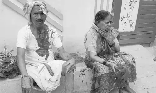 అత్తమామలపై కత్తితో దాడి చేసి పరారైన అల్లుడు..