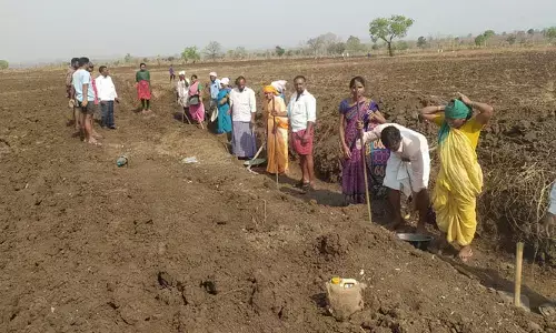 ఎండల ఎఫెక్ట్.. ఉపాధి కూలీలకు తప్పని తిప్పలు