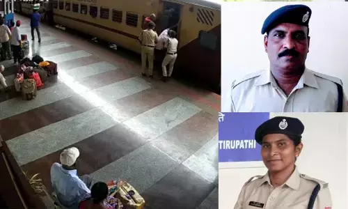 ప్రయాణికుడిని కాపాడిన ఆర్పీఎఫ్ సిబ్బంది