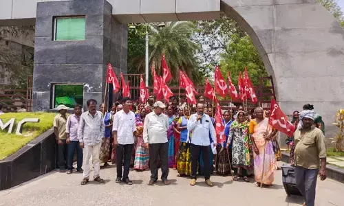 హెల్త్ అలవెన్స్ బకాయిలు చెల్లించాలని కార్పొరేషన్ ఆఫీస్ ముందు ధర్నా