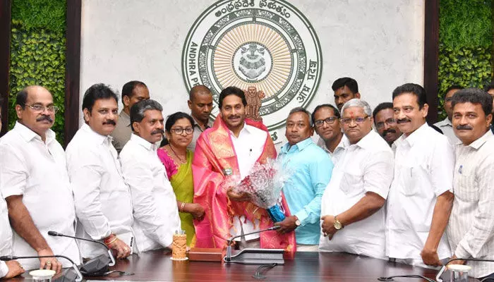 ఉద్యోగులు బాగుంటేనే ప్రజలు బాగుంటారు.. ఉద్యోగ సంఘాల నేతలతో సీఎం వైఎస్ జగన్ ఉద్యోగులు బాగుంటేనే ప్రజలు బాగుంటారు.. ఉద్యోగ సంఘాల నేతలతో సీఎం వైఎస్ జగన్