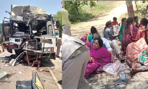ట్యాంకర్ ను ఢీ కొట్టిన బస్సు..