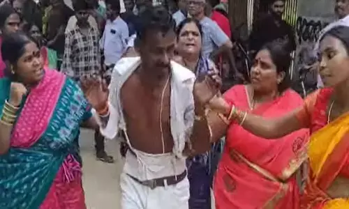 నకిలీ బాబాకు దేహశుద్ధి