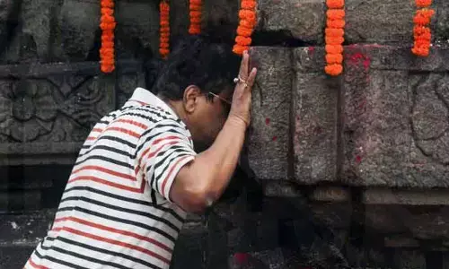 గర్భగుడి వెనుక నమస్కరిస్తేనే పుణ్యం వస్తుందా..?  అసలు ఎందుకు దండం పెట్టాలో తెలుసా ?