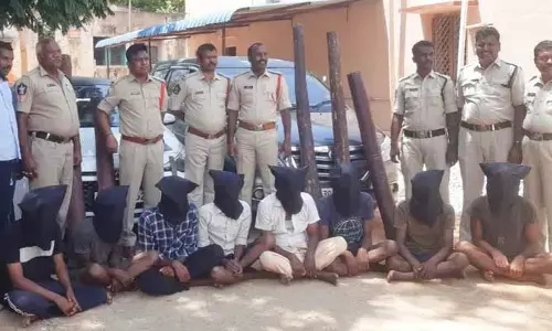 రూ.22 లక్షల విలువైన ఎర్రచందనం, వాహనాలు స్వాధీనం