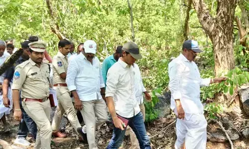 అటవి ప్రాంతంలో రోడ్డు మార్గాన్ని పరిశీలించిన ఎమ్మెల్యే బాజిరెడ్డి..