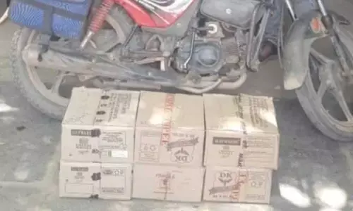 కర్ణాటక మద్యం స్వాధీనం.. ముగ్గురి అరెస్ట్