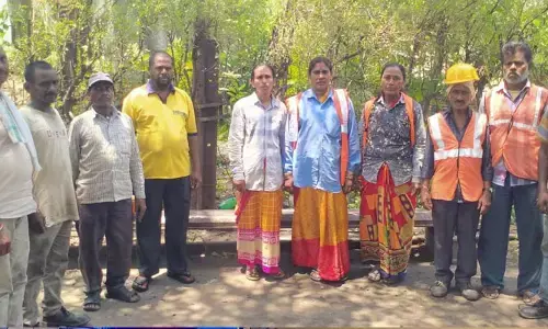 కాంట్రాక్టు కార్మికుల సమస్యలు పట్టవా..