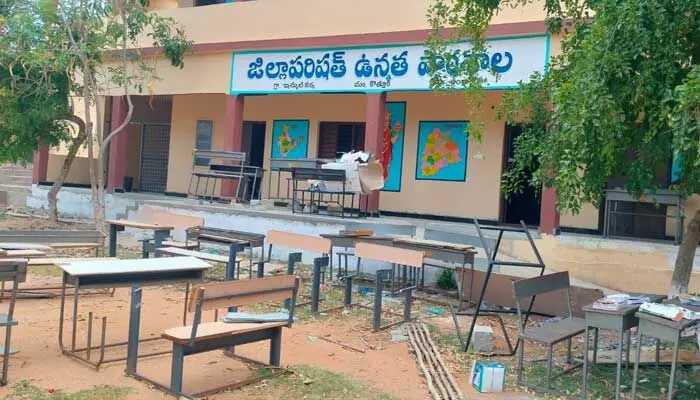 తాగుబోతులకు అడ్డాగా ఇన్ముల్ నర్వ సర్కార్ బడి. తాగుబోతులకు అడ్డాగా ఇన్ముల్ నర్వ సర్కార్ బడి.