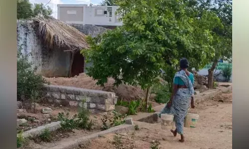 మా ఊరికి కరెంటు, నీళ్లు ఇవ్వండి సారూ..