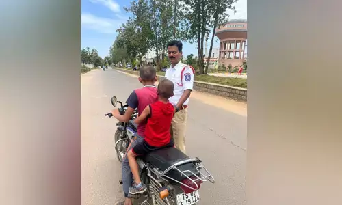 మైనర్లు నడుపుతున్న వాహనాన్ని సీజ్ చేసిన ట్రాఫిక్ పోలీసులు..