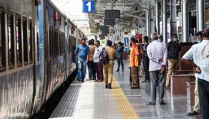 Gudur: రైల్వే స్టేషన్లో రైలు చైన్ లాగి ప్రయాణికుల ఆందోళన Gudur: రైల్వే స్టేషన్లో రైలు చైన్ లాగి ప్రయాణికుల ఆందోళన