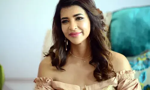పైట తీసి ఎద అందాలు చూపిస్తూ రెచ్చిపోయిన Manchu Lakshmi