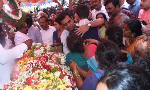 కడసారి యాత్రకు కన్నీటి వీడ్కోలు...కుసుమ జగదీష్ అంతిమయాత్ర.