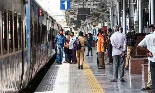 Gudur: రైల్వే స్టేషన్‌లో రైలు చైన్ లాగి ప్రయాణికుల ఆందోళన