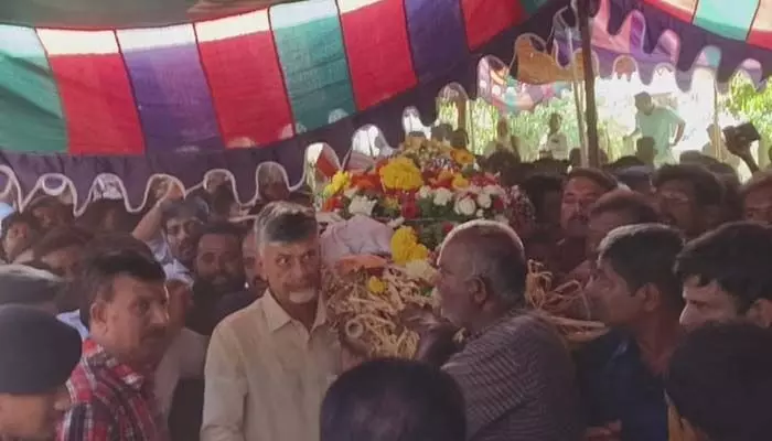 తెలంగాణ మాజీ ఎమ్మెల్యే దయాకర్ రెడ్డి పాడే మోసిన చంద్రబాబు.. తెలంగాణ మాజీ ఎమ్మెల్యే దయాకర్ రెడ్డి పాడే మోసిన చంద్రబాబు..