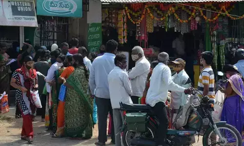 కేసీఆర్ నిర్ణయంతో మీ సేవా కేంద్రాల్లో సందడి